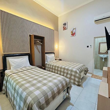 Clover Homestay Probolinggo Exterior foto