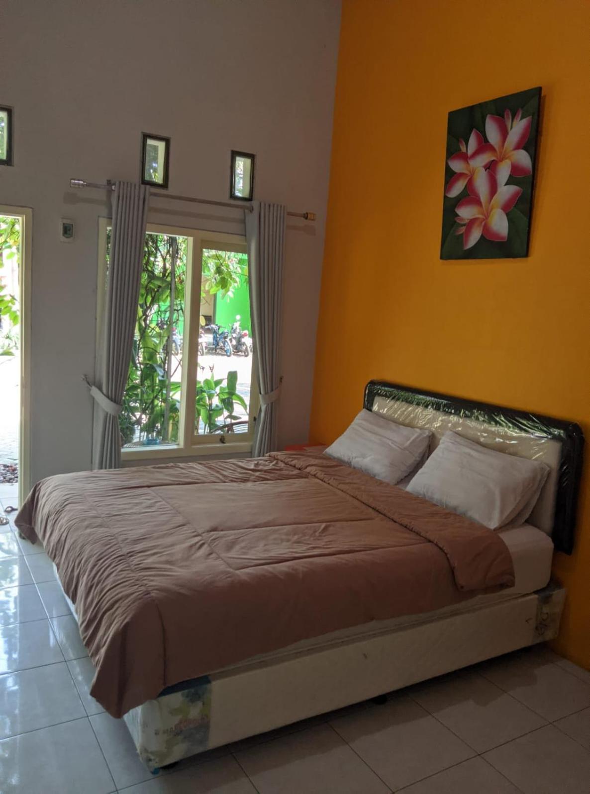 Clover Homestay Probolinggo Exterior foto