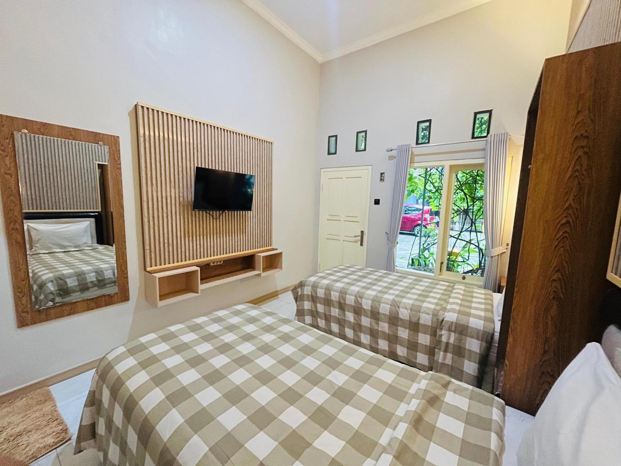 Clover Homestay Probolinggo Exterior foto