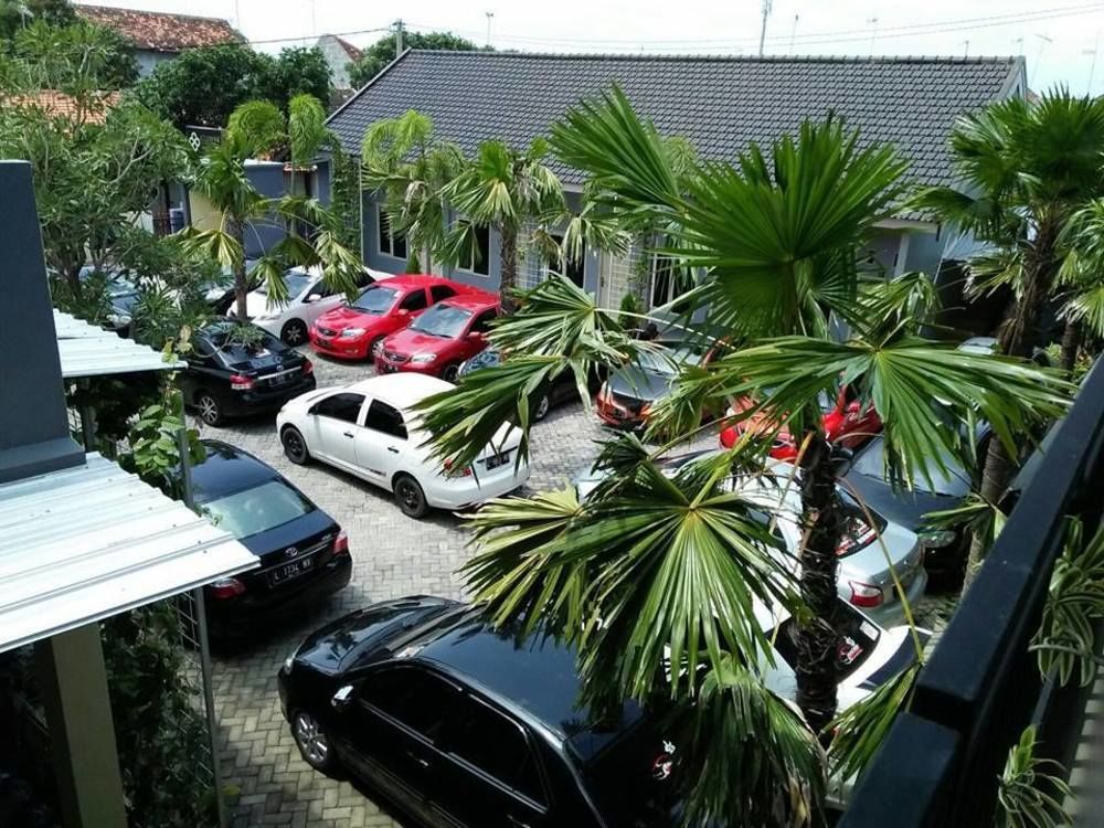 Clover Homestay Probolinggo Exterior foto