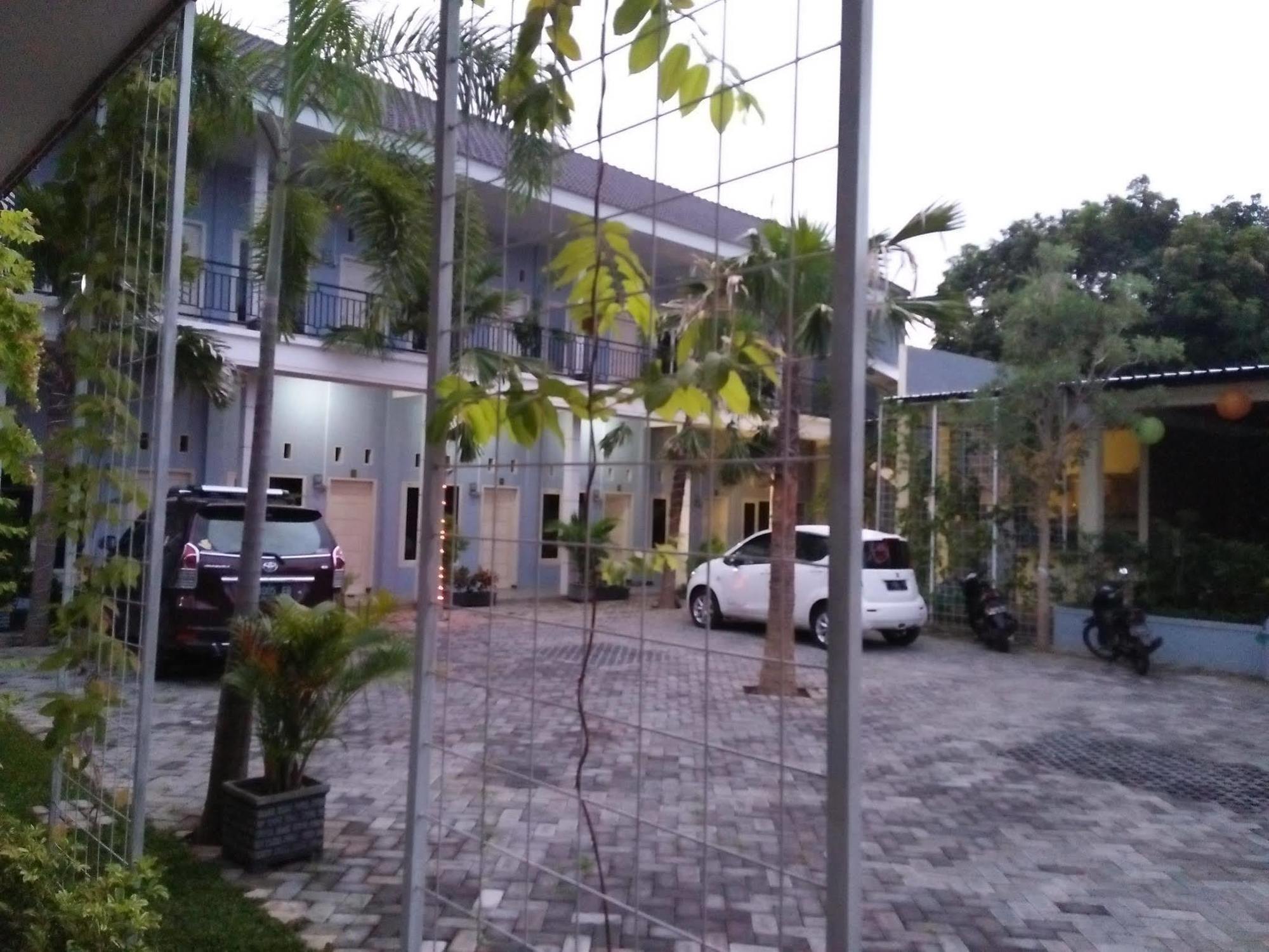 Clover Homestay Probolinggo Exterior foto