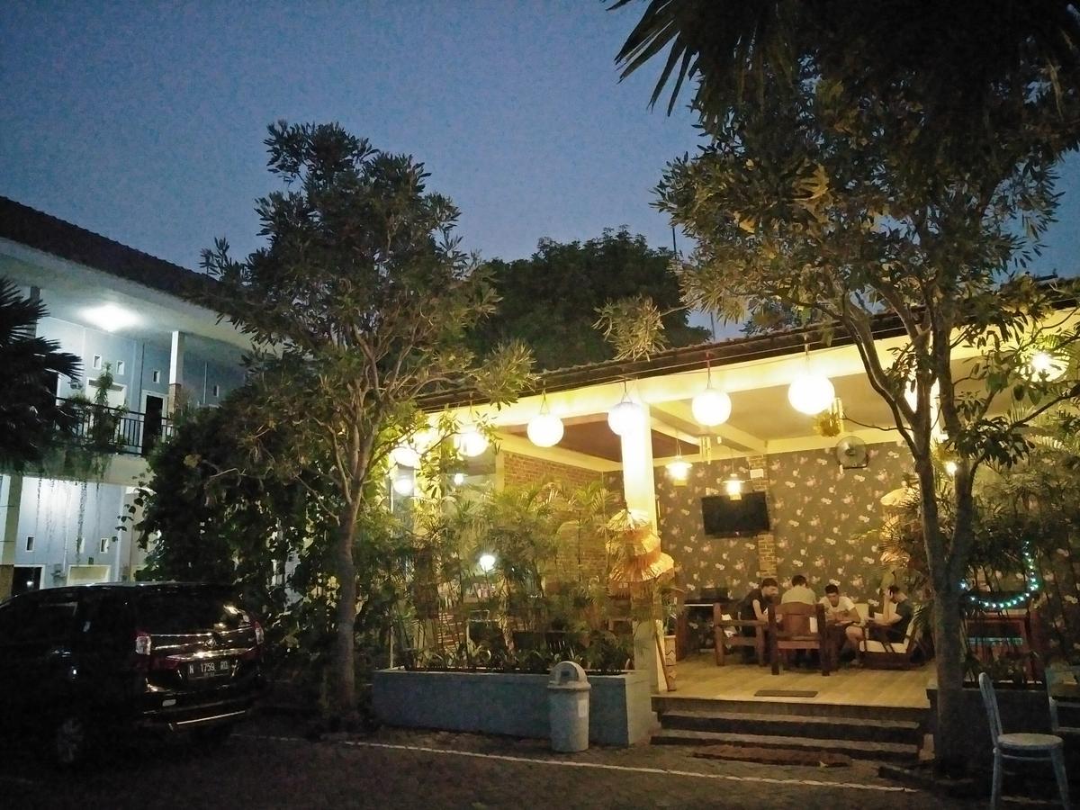 Clover Homestay Probolinggo Exterior foto